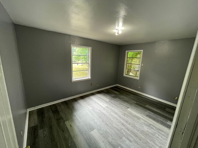 Building Photo - Like new 2 Bedroom home