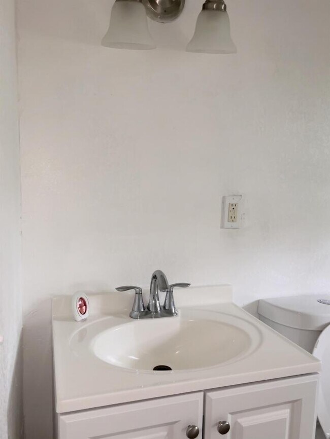 Building Photo - 2 bedroom in Jacksonville FL 32209