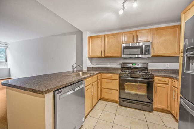 Building Photo - Beautifully Renovated 1BR Condo With Balco...