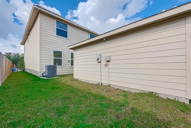 Building Photo - 7215 Pavilion Dr