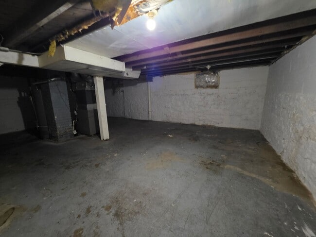 Building Photo - Spacious 2 bedroom cottage