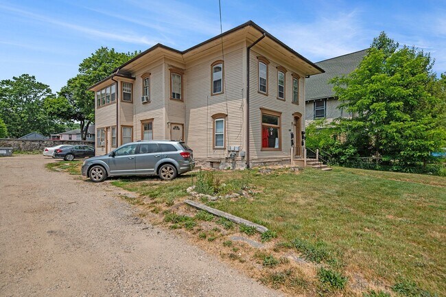 Building Photo - Attractive Remodeled Efficiency 2nd floor ...