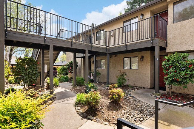 Building Photo - Beautiful Sawmill Commons Condo!