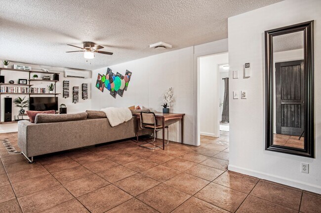 Building Photo - Fully Remodeled 3BR/1BA in the Heart of Bend