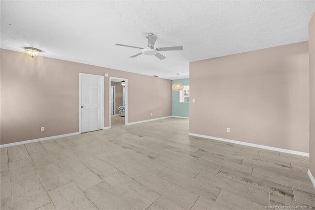 Building Photo - 687 NE Maranta Terrado