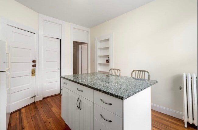 Building Photo - 382 Riverway St