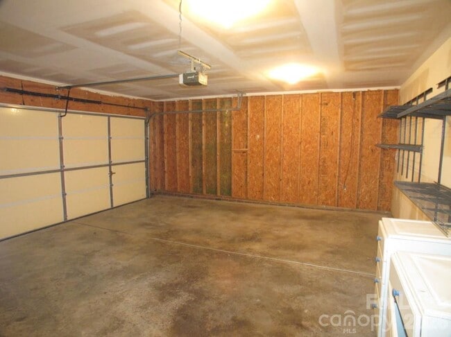 Building Photo - 2004 Magna Ln