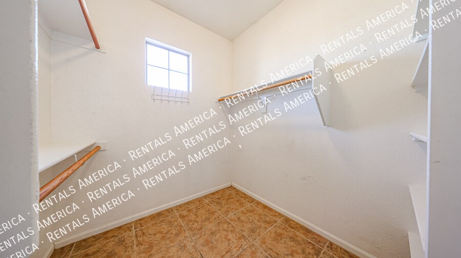 Building Photo - 13601 W Cypress St