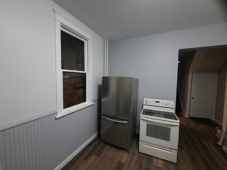 Building Photo - 427 N 10th Ave E