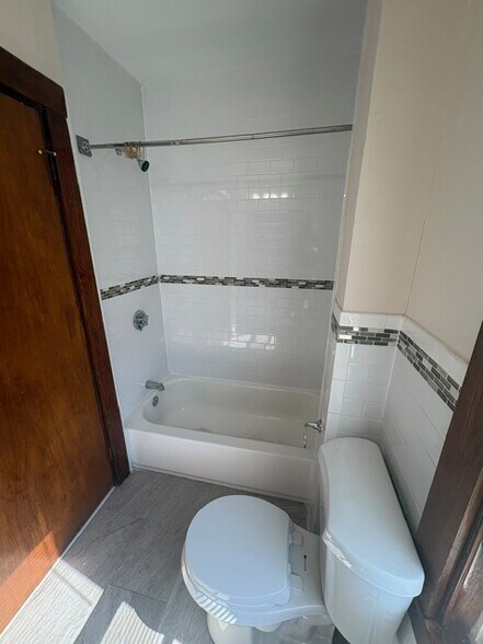 Building Photo - 5 Oakland St