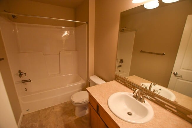 Building Photo - Move in Ready! Apply Today!