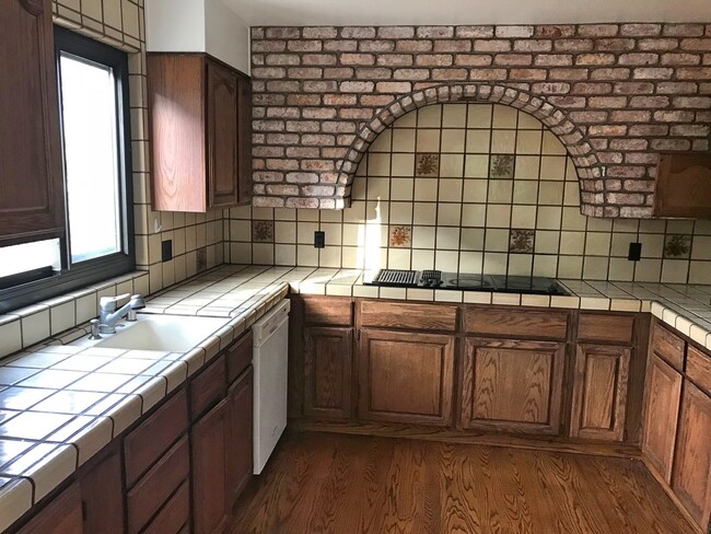 Building Photo - Indoor/outdoor living, spacious 4/2 on a quiet street in Mills Estates