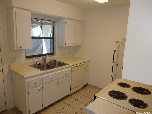 Building Photo - 2635 SW 35th Pl