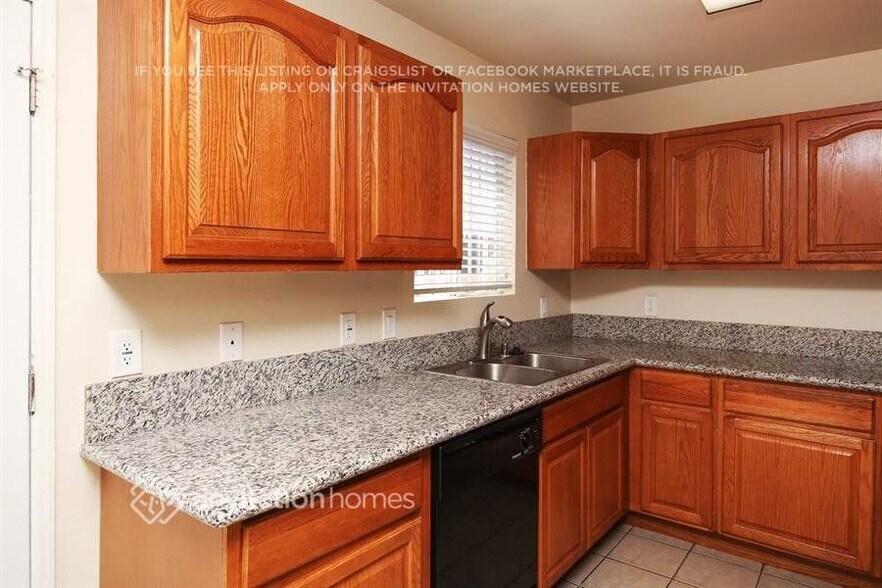 Building Photo - 819 W 148th Pl