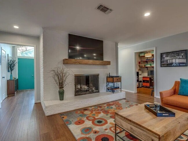 Building Photo - Spectacular Home in Holiday Heights Add!  Come see Me!! I can be yours!!