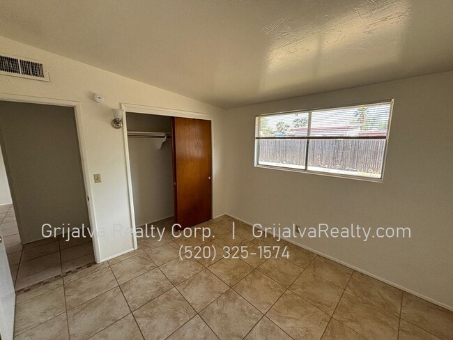 Building Photo - Spacious 3 Bedroom, 2 Bath Red Brick House...