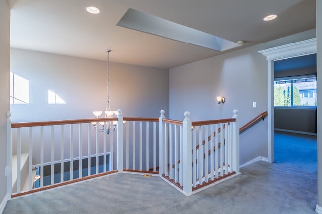 Building Photo - Spacious 4-Bedroom Haven in Kent with 2.5 Bathrooms and 2,570 Sq Ft of Comfort!