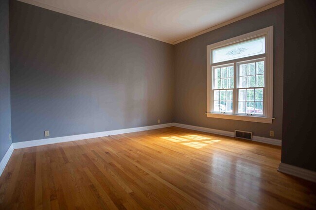 Building Photo - 3 bedroom 2.5 bathroom home with a fully fenced yard!
