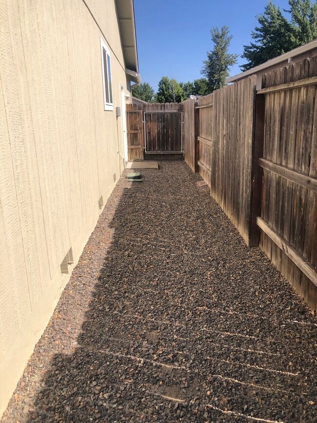 Building Photo - This beautifully maintained 3 bedroom, 2 b...