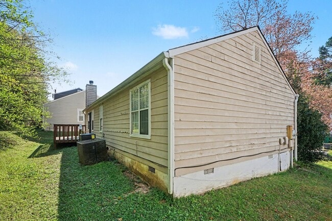 Building Photo - 3 Bedroom 2 Bath Home