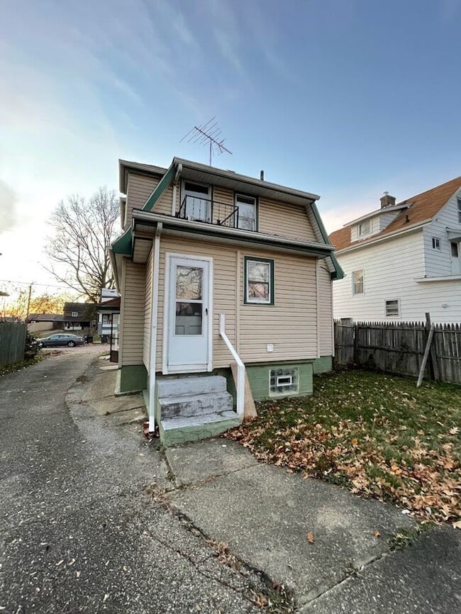 Building Photo - Two bedroom two bathroom home for rent