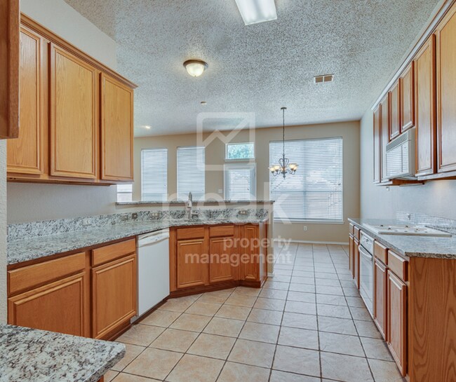 Building Photo - $2600! Beautiful 3 Bed, 2 Bath home in desirable PLANO!