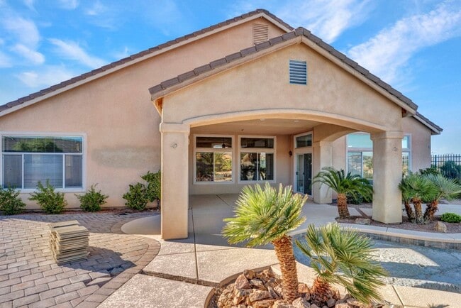 Building Photo - 4 bed, 2.5 bath single-story home in the g...