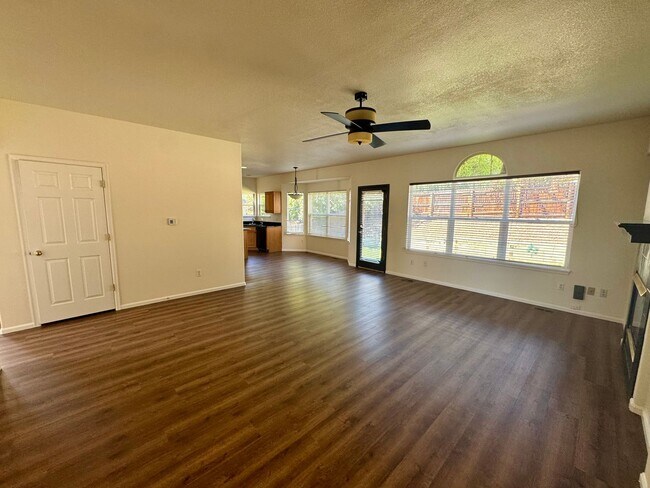 Building Photo - 4 Bed / 4 Bath Dream Home in the Hills at ...