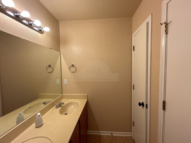 Building Photo - 2505 Southwood Dr