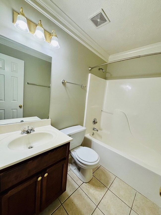 Building Photo - Cozy Living For Cold Days