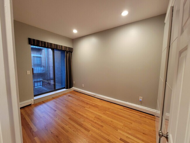 Building Photo - 390 Riverway