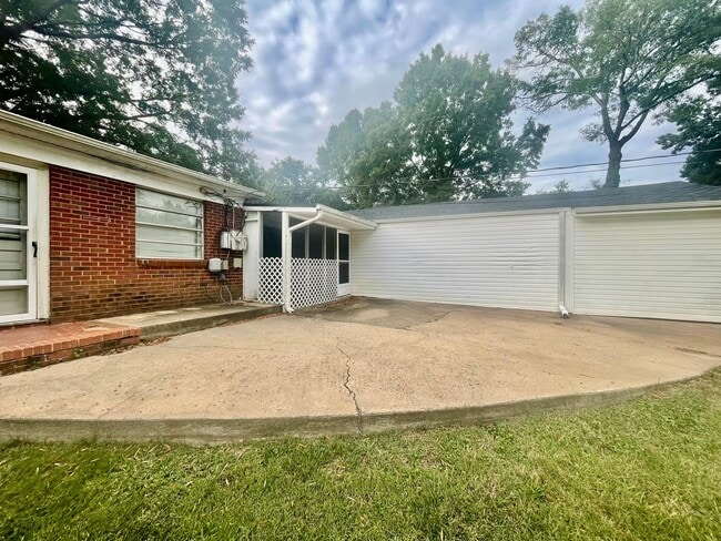 Building Photo - This Beautiful 4 bed 2.5 bath brick ranch ...