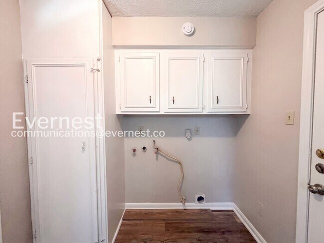 Building Photo - 3 Bed/2.5 Bath Home with Fenced Yard & Detached Garage / Pet-Friendly / Available Now!