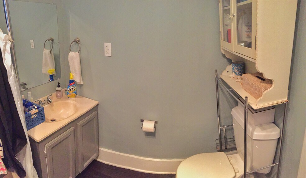 1/2 Bathroom - 849 N West Knoll Dr