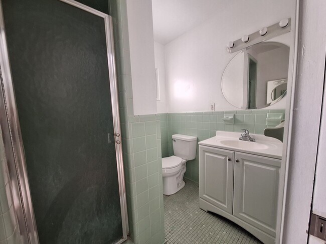 Building Photo - Charming 3 bedroom bungalow freshly updated