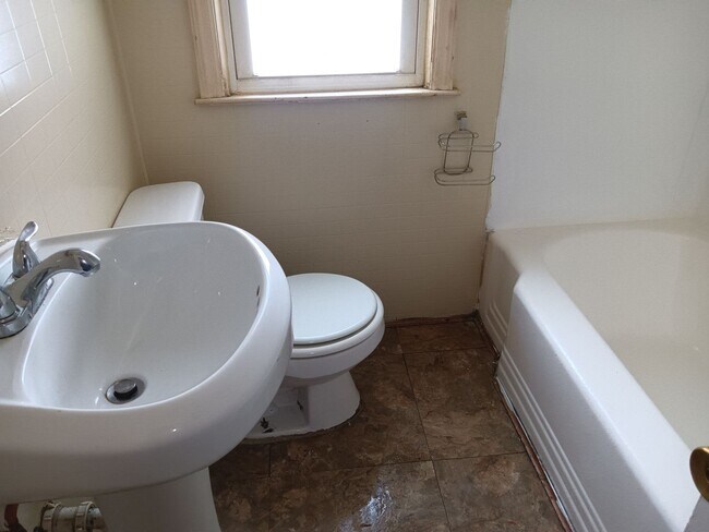 Building Photo - 2 Bedroom Single Family