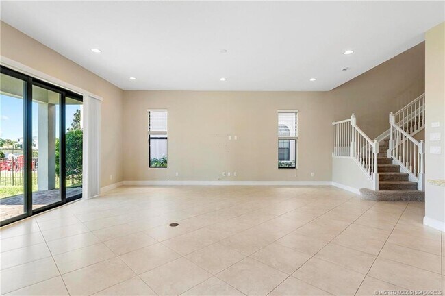 Building Photo - 569 SE Fascino Cir