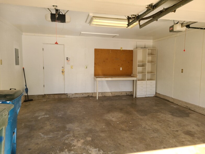 Building Photo - 925 Crown Dr