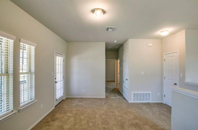Building Photo - 129 Goldfinch Dr