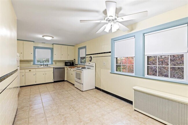 Building Photo - 6 Chase Ln