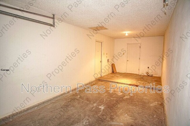 Building Photo - 8548 Arboleda Dr