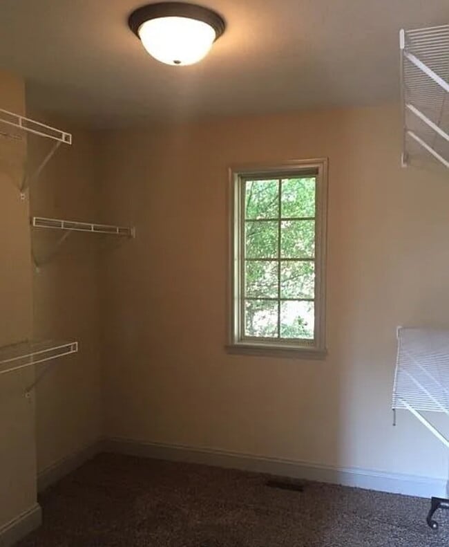 Building Photo - Fresh New Look - 4BR 21/2 Bath