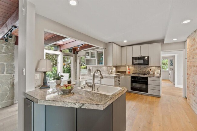 Building Photo - 30 Knollcrest Rd