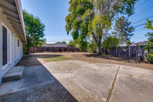 Building Photo - Beautiful Birdland Home on Quiet Cul-de-Sa...