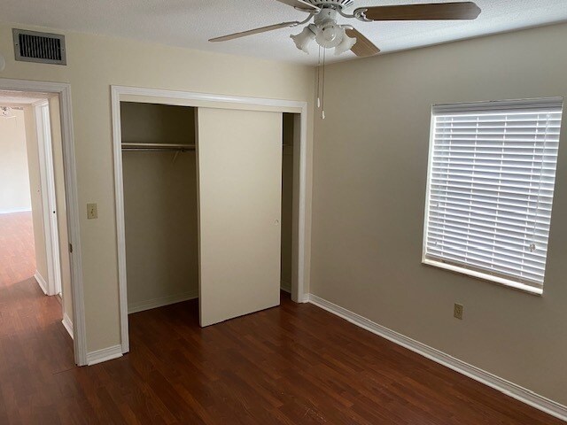 Building Photo - 6965 Avenue des Palais