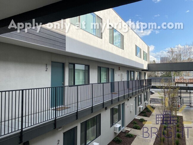 Building Photo - Recently Renovated 2 Bedroom 1 Bath, Two-Level Apartment-Great Midtown location!