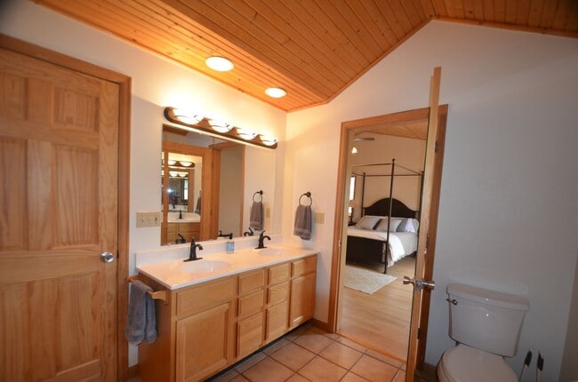 Building Photo - Extended Winter Rental!  Beautiful 3bed/2 ...
