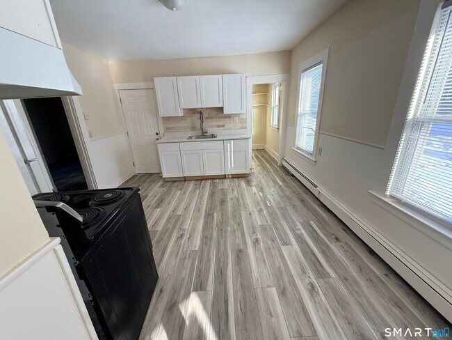 Building Photo - 15-17-17 Beacon St