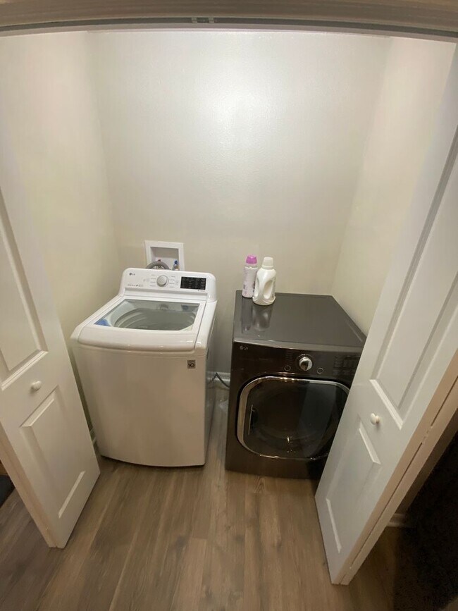 Building Photo - Beautiful, Furnished ANNUAL 2 bed, 2 bath ...