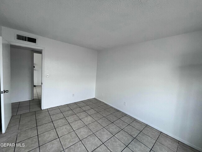 Building Photo - 5524 Oakbriar Cir